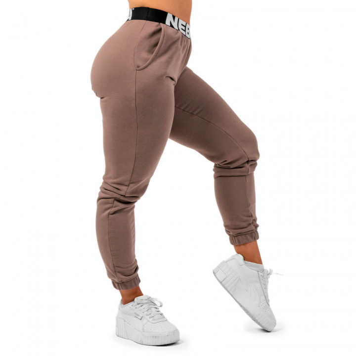 Iconic Mid-Waist Sweatpants, brown, Nebbia i gruppen Damkläder / Byxor & Tights / Träningsbyxor hos Sportgymbutiken.se (GWN-408-28r)